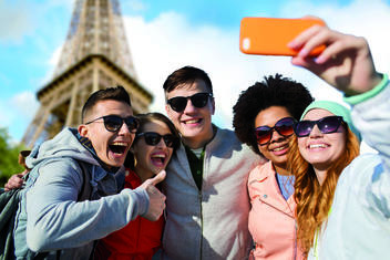 un séjour en France est fait de belles rencontres tour eiffel étudiants selfie
